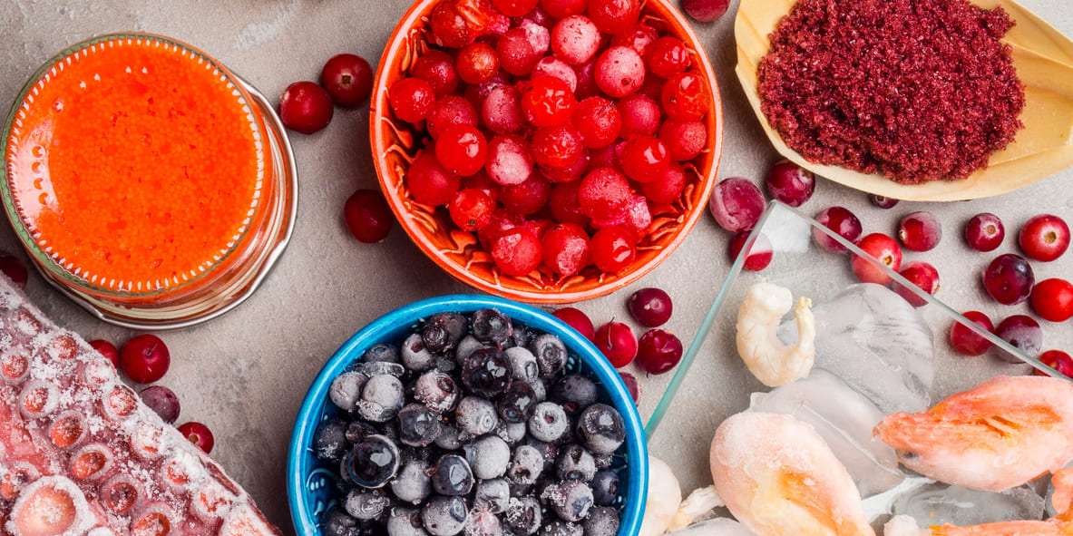 Astaxanthin aus natürlichen Quellen: Krill, Beeren, Algen und Fischprodukte nebeneinander dargestellt