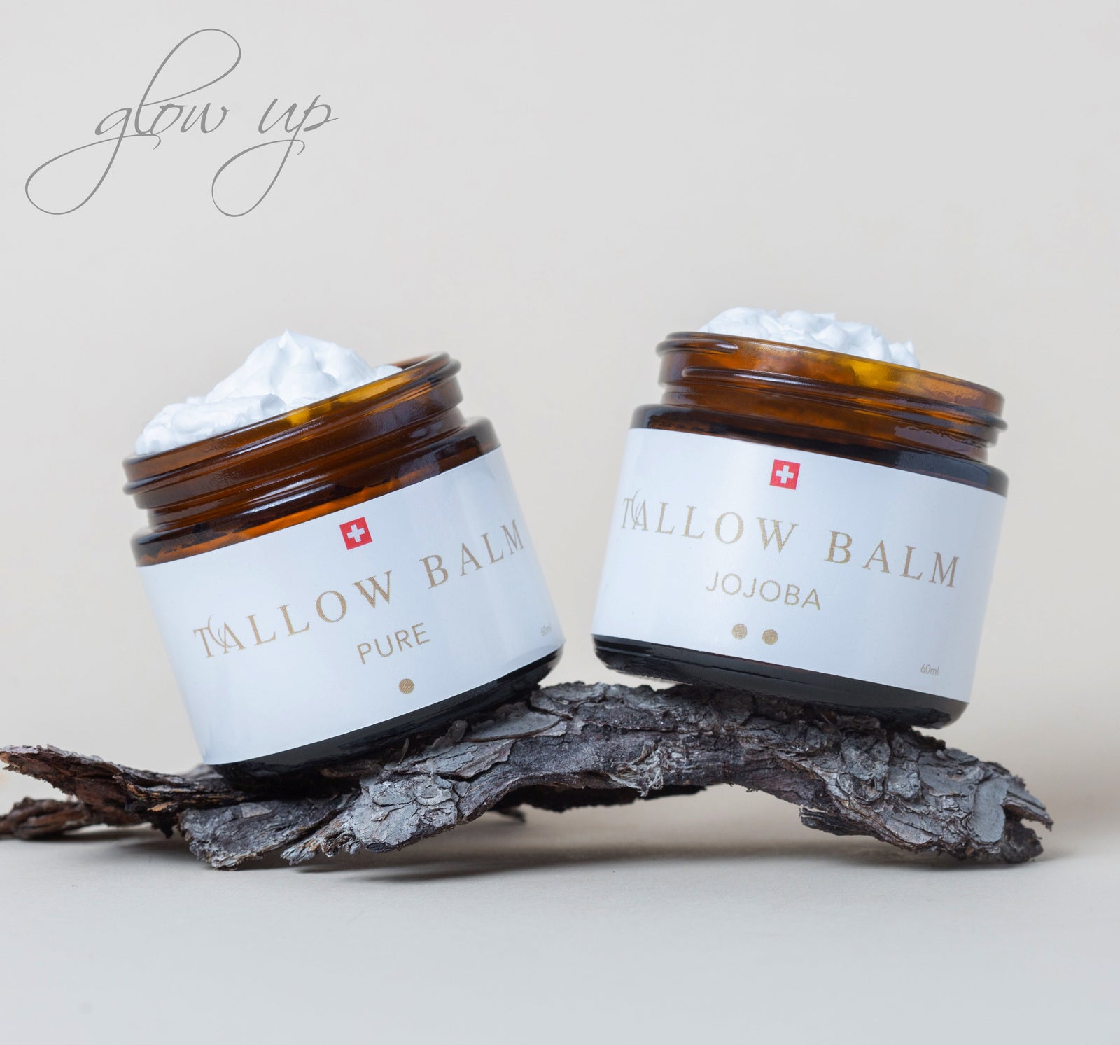 Zwei Tallow Balms nebeneinander auf dunklem Stein