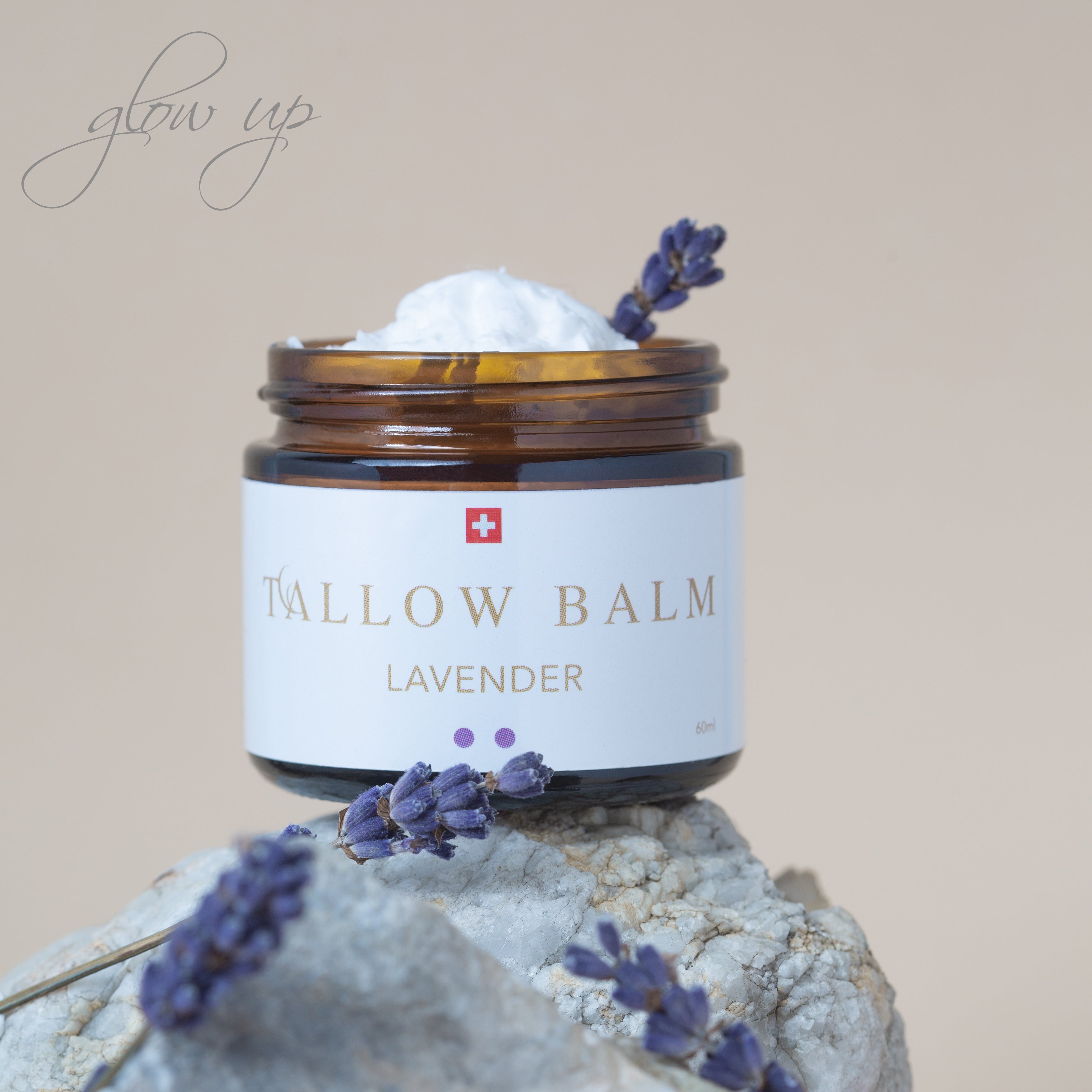 Tallow Balm Lavender Tiegel mit Lavendelzweig auf Fels
