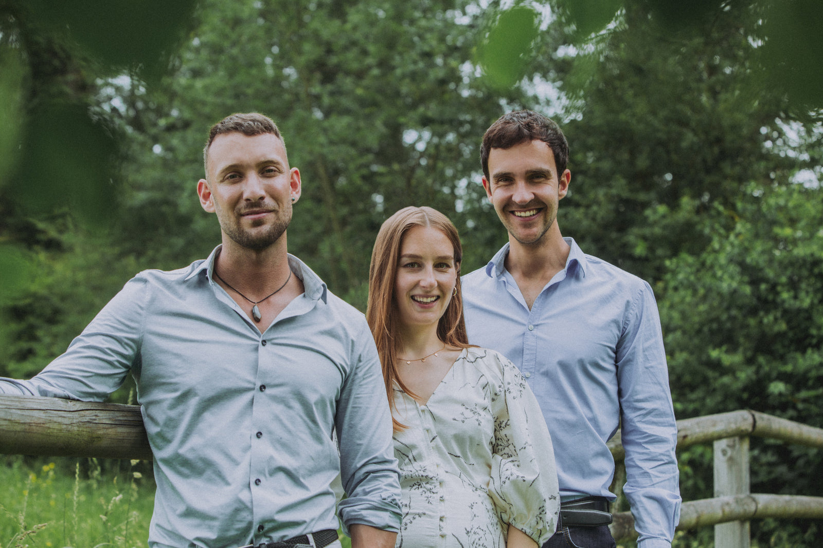 Drei Personen des Swiss Tallow Teams posieren lächelnd im Grünen