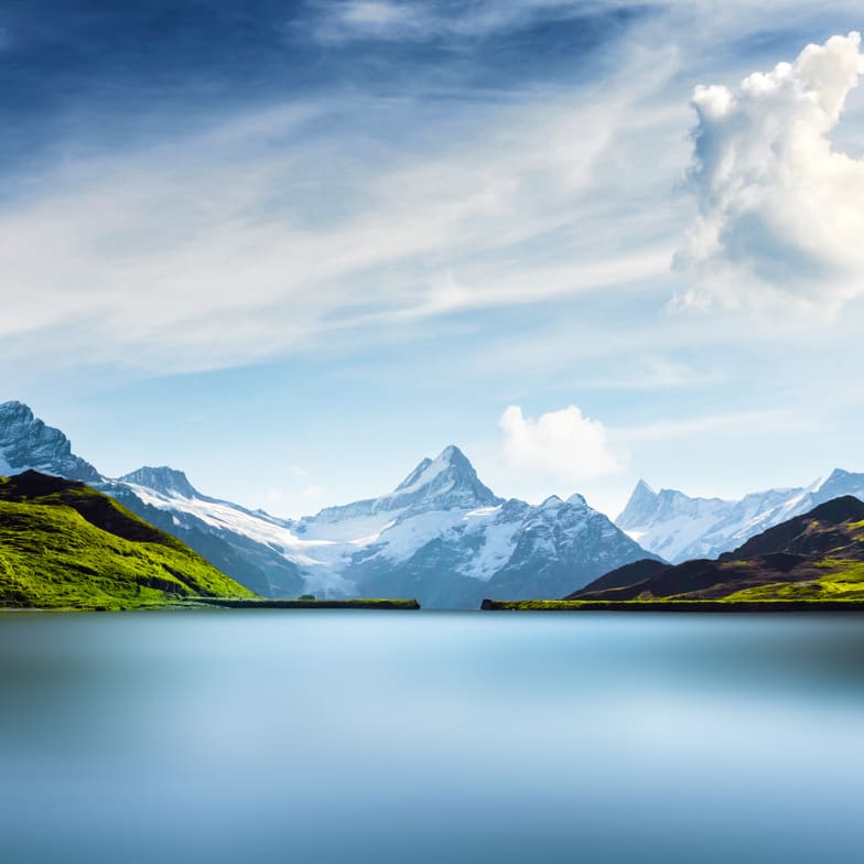Ruhiger Bergsee mit Spiegelung und Alpenpanorama